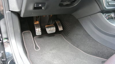 Accélérateur au pied gauche